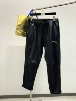 miu Miu 2025春季最新品，专柜同步有售，原单狠货，时尚休闲裤，进口原版面料，上身舒适透气，顶级印花工艺字母图案装饰Logo，原版五金辅料装饰，档次极高