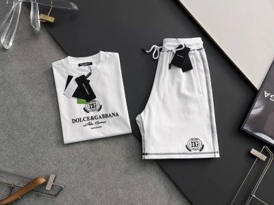 套装Dg、 2025春夏新款男女同款短袖T恤！Logo刺绣设计！极具设计精选客供100%全棉面料，手感柔软亲肤，着身舒适透气性都无法挑剔，实物绝对会让你爱不释手