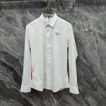 普拉达 prada 2025Ss新款长袖 衬衫 衬衣，高端版本！专柜定制面料 透气舒适度高，细节无可挑剔，品牌元素设计理念，体现高品质。手感细腻柔软！呈现休闲裁