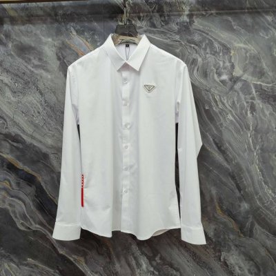 普拉达 prada 2025Ss新款长袖 衬衫 衬衣，高端版本！专柜定制面料 透气舒适度高，细节无可挑剔，品牌元素设计理念，体现高品质。手感细腻柔软！呈现休闲裁