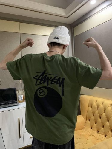 stussy 斯图西台球黑八系列短袖半袖T恤 采用260G双纱100%新疆精梳纯棉面料 采用过肩拉条工艺，百洗不变形！ -采用高端印花，百洗不开裂！ 宽松版型，