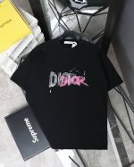 dior 迪奥2025新款经典字母满印涂鸦短袖圆领T恤男女同款 采用特定重磅32S精棉平纹针织面料，280克重；搭配32S+70D拉架螺纹，280G：95 精棉