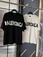 巴黎世家新款经典银色胶带拉浆重磅300克短袖 面料: 重磅300克定制高密度双纱水洗棉，随意对比 一比一定制新款巴黎世家辅料 男女同款均可驾驭 注意细节 以免被