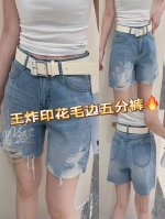 宝子们别再找啦！这条王炸印花毛边五分裤就是显瘦显高神器。高腰剪裁，勾勒出纤细腰肢，优化身材比例。宽松的裤型不挑腿型，肉肉腿也能完美隐藏。毛边与破洞设计增添潮流感