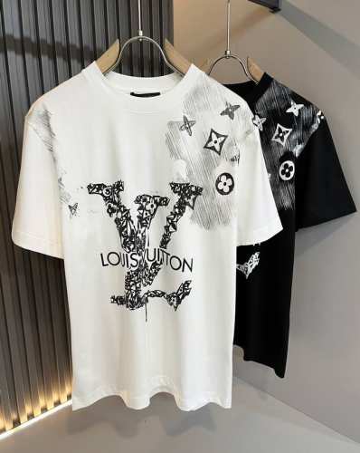 louisvuitt*路易*登 2025春夏全新系列单品上线，非常时髦前卫的一款男女同款短袖T恤，标识Logo图案印花修饰！区别于以往的不同，宣示品牌传承多年的