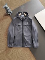 P330 Prada 经典款机能休闲外套拉链防水设计、普拉达防晒面料和谐又时尚没有违和感、亚太地区订单台湾外贸公司原单货产地意大利、材质精致细腻似乎是普拉达专利