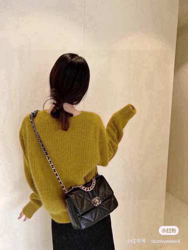 chanel 香奈儿19 Bag Chanel19Bag是由 Karl Lagerfeld和 Virginie Viard共同创作 首次出现在 秋冬系列中 到今
