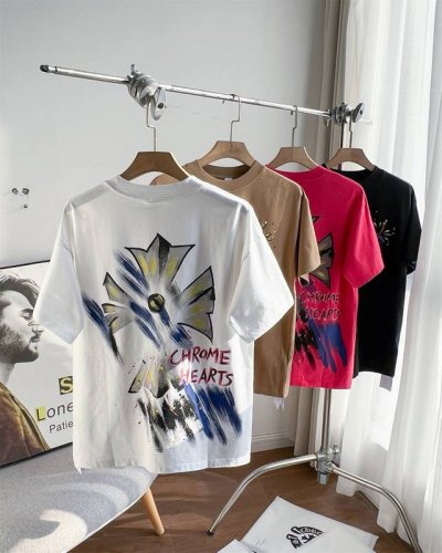 供 顶级复刻 重磅爆款 顶级Tee 强势上新 Chrome Hearts S S25 重工十字架泼墨涂鸦印花金圆领短袖T恤 货号: 8013 颜色： 黑色 白色