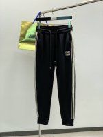miu Miu 2025春季最新品，专柜同步有售，原单狠货，时尚休闲长裤，进口原版面料，上身舒适透气，顶级刺绣工艺字母图案装饰Logo，原版五金辅料装饰，档次极