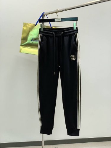 miu Miu 2025春季最新品，专柜同步有售，原单狠货，时尚休闲长裤，进口原版面料，上身舒适透气，顶级刺绣工艺字母图案装饰Logo，原版五金辅料装饰，档次极