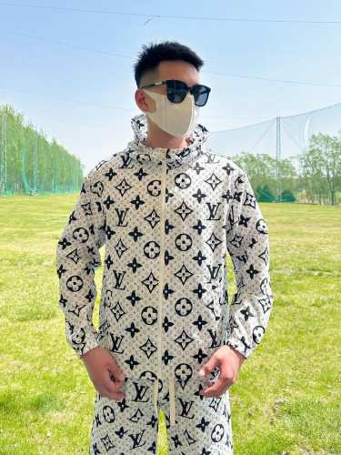 路易威登Lv 2025夏季防晒衣套装皮肤衣，采用进口轻尼龙科技面料制作，3D印花上身柔软舒适，防风防雨防晒，并且超级轻盈！款式更是时尚有型，五金全部客供，拉链刻