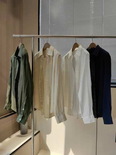 全新配色拉夫劳伦同款亚麻衬衫 码数：S M L 颜色：苔藓绿.杏色.米白.藏青. 气质流 松弛感十足 小个子减法穿搭 超喜欢的拉夫亚麻衬衫，这个真的是老朋友款式