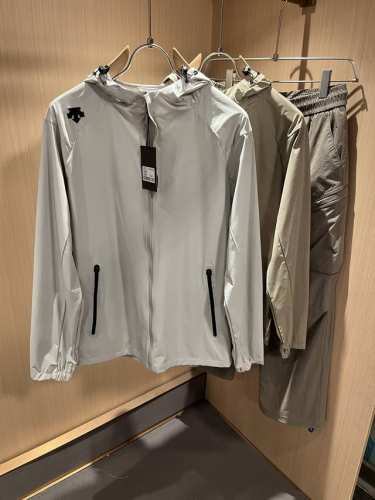 迪桑特Descente 2025春夏新款男女同款防晒服夹克外套，自1935年荣耀至今的专业运动品牌。80余年来，始终坚持“Design That Moves”