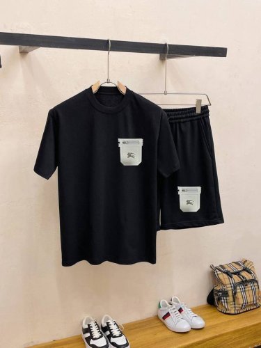 巴宝莉 独家专供新款潮男时尚圆领短袖短裤套装，潮流时尚休闲短袖套装！透气舒适度高，细节无可挑剔，品牌元素设计理念，体现高品质。呈现休闲裁剪，上身版型超赞！码数：