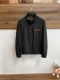主推P470 Prada 2025Ss早春新款发布普拉达立领夹克外套，双面穿春款外套！穿上就是舒适自在又显瘦的存在，慵懒而随性，结合干净简单的色系就特别耐看，适