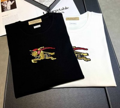 110 Burberry～2025年新款春夏丝光棉短袖270克上新：巴宝莉新款章仔刺绣工艺定制凸现立体大气成熟感，经典战斧Logo设计搭配是春夏入手的不二选择！