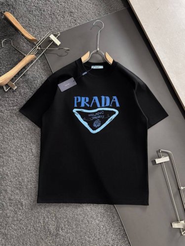 prad 2025Ss春夏最新款圆领时尚短袖T恤，官网同步，专柜纯棉面料！贴肤舒适，耐看又好穿，经典简约Logo设计，原厂工艺一丝不苟，型男必备单品 码数M-3
