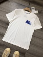 巴宝家｜Burberr*Y Fw245 幻影战马徽标 胶印 男女款圆领短袖半袖T恤. 颜色：白色. 尺码：S M L Xl. 材质：原版定织定染220G32支精