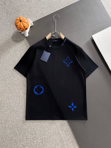 louis Vuitton* 2025春夏款上新 原高版本 驴家Lv 面料采用280克高密度纯棉 不变形 不缩水 工艺介绍：双线走位 领口百灵达万针刺绣点缀 前