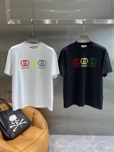 古家 Gucci短袖 超有范 简约又大气 上面那标志性的红绿黄三色双G图案和 Gucci 字样 色彩鲜明 经典又时尚 瞬间提升了整件衣服的格调 面料柔软亲肤 质