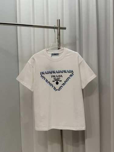 prada普拉达字母渐变三角标印花短袖T恤男女同款 高品质320克 原版面料 官方同款 同缸染面料 手感非常舒服 春夏最新砖柜同步 时尚又个性 超级百搭 吊牌