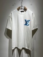 louisvuitt*路易*登 2025春夏全新系列单品上线，非常时髦前卫的一款男女同款短袖T恤，标识Logo图案压胶印花修饰！区别于以往的不同，宣示品牌传承多