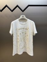 女装 Dior 金丝星星月亮重工刺绣短袖 这款T恤采用白色棉质平纹针织面料精心制作，饰以金色调 Dior Astral 图案印花和刺绣，展示巨蛇座及月相，致敬