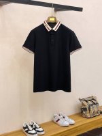 古驰 2025Sshk专柜同款同步上新短袖翻领Polo，采用订制珠地棉面料，胸前品牌字母采用刺绣工艺构成标志彰显品牌奢华 高端人士必备单品，懂货的来欢迎对比专柜