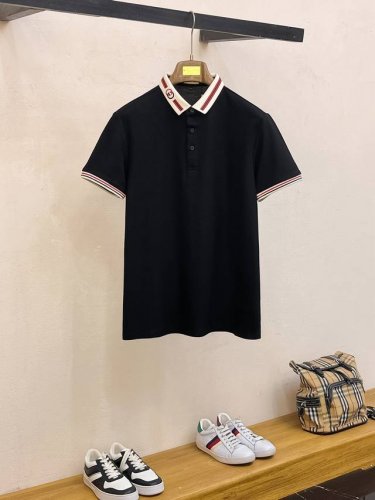 古驰 2025Sshk专柜同款同步上新短袖翻领Polo，采用订制珠地棉面料，胸前品牌字母采用刺绣工艺构成标志彰显品牌奢华 高端人士必备单品，懂货的来欢迎对比专柜