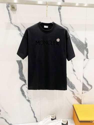 隔天到 Moncler 蒙口 字母Logo植绒印花徽章 Logo标识精致升级，灵感源自八十年代复古 原版面料 官方同款 短袖T恤 定制260克同缸染面料 手感非