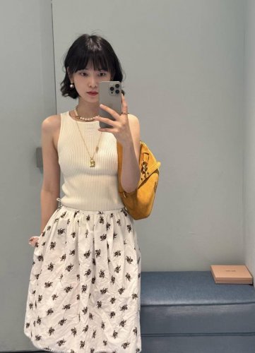 miumi* 25Ss春夏新款 定位直喷亚麻花边半裙丨独家Yb开发！高版出品！进口亚麻棉材质 肌理明显 天然舒适 常青伞状压褶半裙裁剪 通体定位直喷满印白底黑色