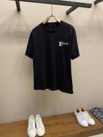 LV路易家 立体印花菲董家园系列棉质短袖T恤 本款 T 恤取材轻盈棉质针织，立体效果后背新造型提花小方标为休闲造型注入品牌巧思。 洗涤方式：建议干洗或反面冷水单