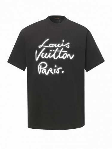 Louis Vuitton 路易威登霓虹标识字母短袖T恤 本款T恤以柔软棉质针织塑造经典直身版型，为正面的手写体标识融入霓虹视效，巧妙致意2025春夏秀场的瞩目