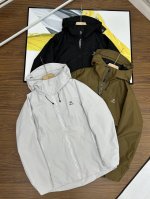 新款连帽三色风衣凯乐石Kalias春季男子速干轻薄外套 它的连帽设计，不仅时尚，还能在多变天气中为你遮风挡雨。精选优质面料，触感舒适，穿着自在无束缚，且具备良好