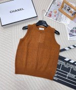 Celine24Fw早秋新款 镂空花纹针织背心丨独家高版出品！圆领针织背心 领口袖口螺纹包边与衣摆相呼应 成衣镂空标志凯旋门花纹肌理 低调中展现优雅气质 常规修