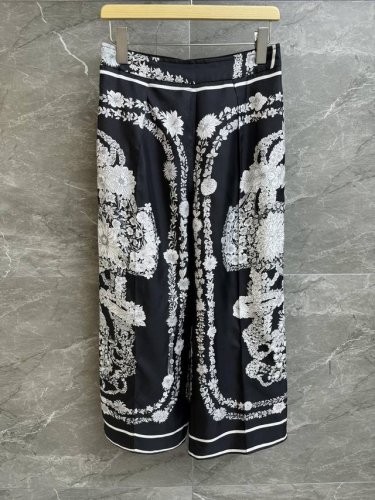 春夏新款上新啦 H家真丝印花九分裤 2025春夏系列 背面松紧腰头设计 采用Brides Gala En Fleurs印花图案 配色高级时髦 定制斜纹绸真丝面料