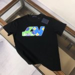 LV 24SS夏季新款圆领短袖T恤！270克重磅高端纯棉面料，手感质感都极完美！修身裁剪设计干净利落！时尚又好看！走线做工非常精致！版型效果超赞！而且透气性能超