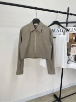 M橄榄绿细格子拉链衬衫 ，面料：棉 颜色：橄榄绿 Miumi*早春新品上架 刺绣格子拉链衬衣 定制Yb进口斜纹棉质面料 质感舒适细腻 翻领正肩短款衬衫版型 充满