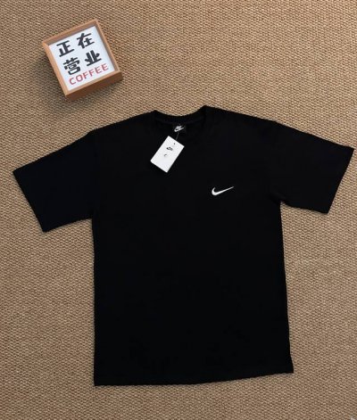 顶端刺绣品质耐克Nike 黑色基础款短袖宽松男女同款情侣款 采用抗菌260克新疆长绒棉重磅面料 透气舒适 怎么洗都不起球透气轻柔的短袖，让您穿着舒适一整天！ 品