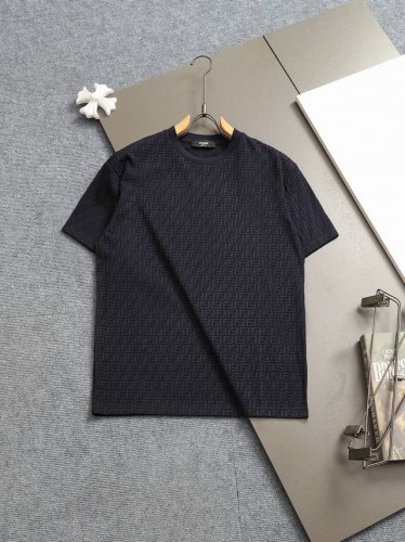 fendi 芬迪微宽版型Xs-L 新款独家限定 25年最新最顶级 华夫格提花字母Logo精美重工艺 280克洗水面料T恤作为奢侈界的龙头，密扁机领成了其版型的最