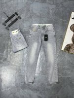 芬迪 Fendi 小怪兽刺绣简约复古经典白皮标Logo牛仔裤修身小脚裤 2025最新品，专柜同步有售，原单狠货，水洗休闲牛仔裤，进口原版水洗弹力面料，舒适有弹性