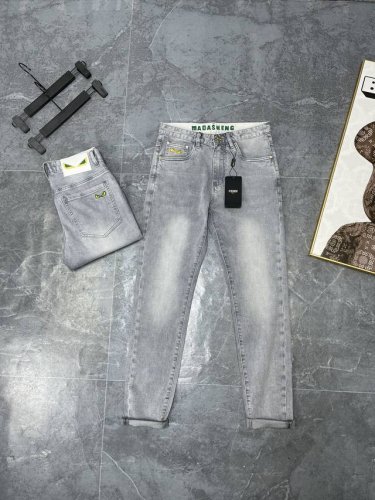 芬迪 Fendi 小怪兽刺绣简约复古经典白皮标Logo牛仔裤修身小脚裤 2025最新品，专柜同步有售，原单狠货，水洗休闲牛仔裤，进口原版水洗弹力面料，舒适有弹性
