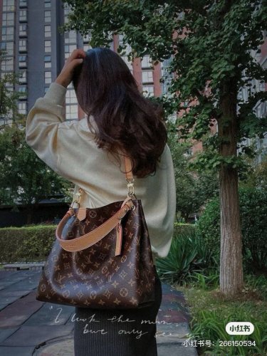 Lv老花中古购物袋 这只 Neverfull 应该是Lv经典中的经典了吧！出道很多年了，但是直到现在专柜依然是热度不减，一包难求！涨价涨的比一般人工资还快~ 经