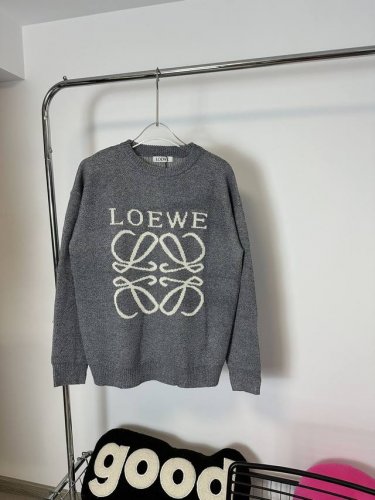 款号：Hmy11# Loewe 罗意威22Ss最新绝美麻灰提花圆领毛衣 麻麻灰灰Yyds 绝美颜色不老土！ 简介：创立于1846年的奢华皮具品牌Loewe罗意威