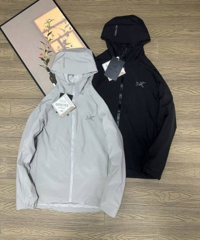 Arc’Teryx 始祖鸟防水防风透气连帽休闲夹克外套 修身剪裁：Beta Light Weight 通常采用修身的版型,贴合身体曲线，提供较好的活动自由度和灵