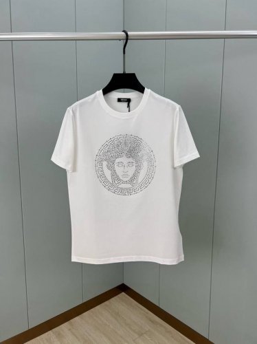 Versace 25春夏新品水晶Medusa短袖T恤，正面饰有水晶缀饰的Medusa图案，采用定制80支双股丝光棉面料；黑色 白色 海蓝 S～Xxxl 黑白可定
