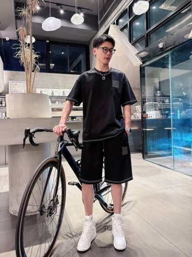 品牌 Givenchy纪梵希 2025圆领短袖短裤套装 纯棉面料上身不会闷热，爽滑舒适的亲肤效果更加透气，面料自带肌理感 经典徽标工艺 独有的角度全新演绎 时尚