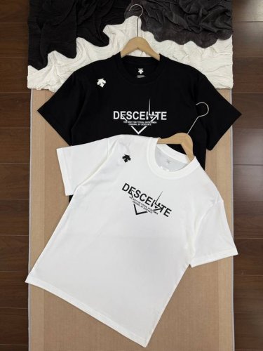 descente 迪桑特 新款三角字母Logo 圆领短袖T恤 -面料采用260G纯棉面料 达到透而不露的黄金平衡点 完美规避透视尴尬 成衣尺寸稳定 多次机洗仍能