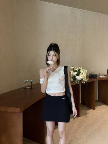 70776# Ann假两件半裙 上新Ann Andelma* 灰色短裙 以低调而不失格调的灰色调 勾勒出简约大气的轮廓 优质面料 触感柔软亲肤 贴身穿着舒适自在