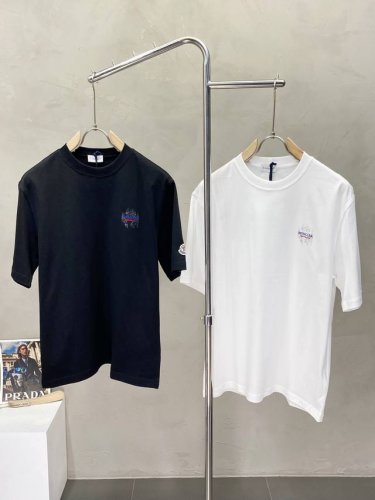 moncler蒙口独家专供新款男士休闲短袖 高端定制 高端版本 时尚百搭爆款进口面料 手感超柔软细腻 穿着亲肤舒适 高端精品 代工厂P精细做工 上身非常赞 男士